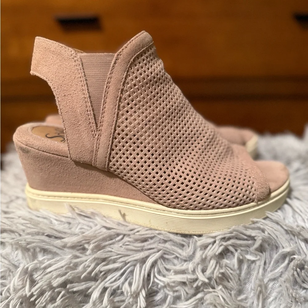 Sofft‎ Blush Peep-Toe Wedges